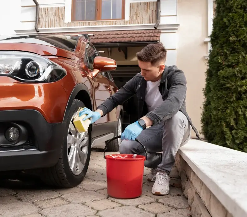 Lavage auto à domicile Saint-Denis-lès-Sens : professionnel intervenant sur un véhicule